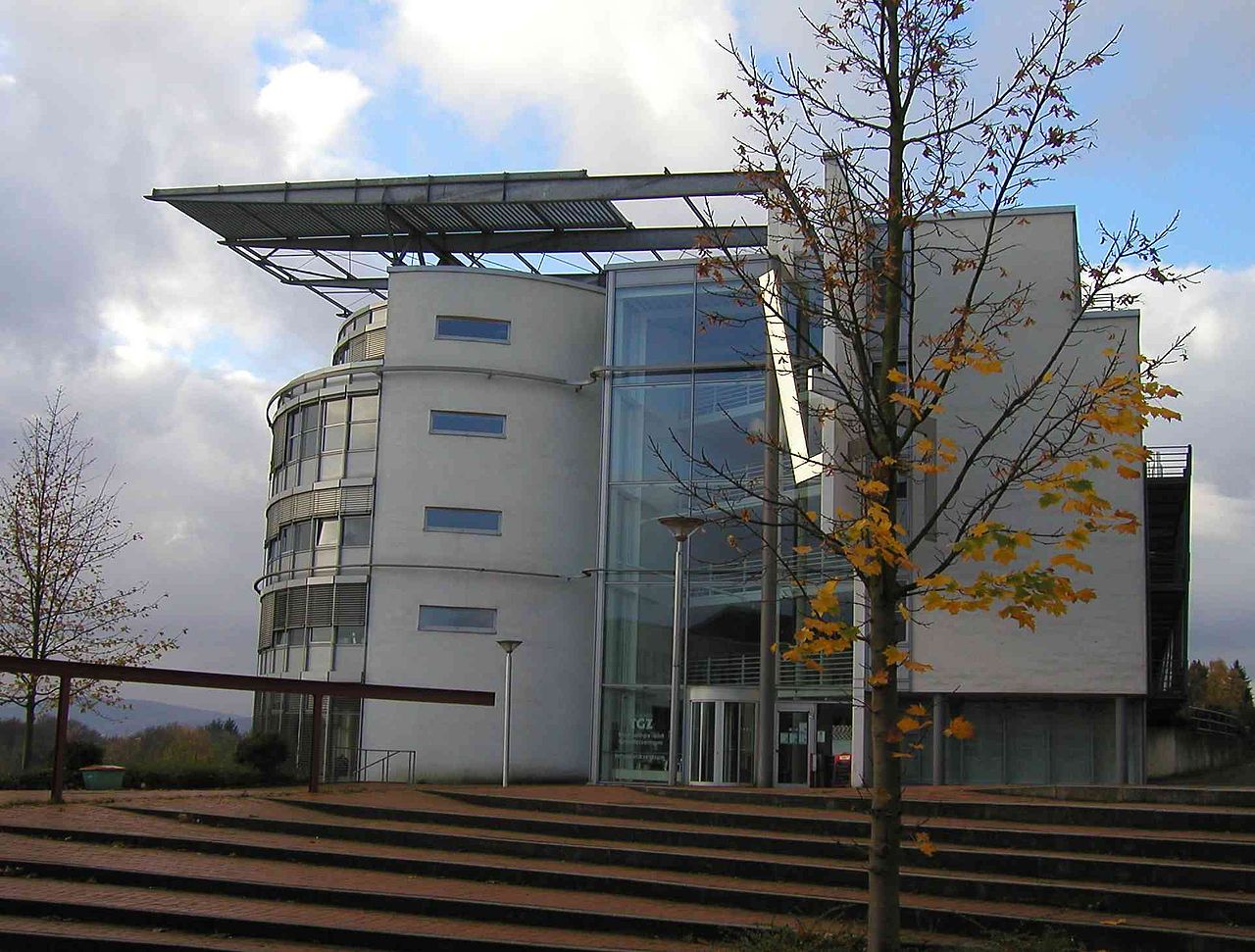 FernUniversität in Hagen: TGZ Gebäude von der Seite, mit Eingang